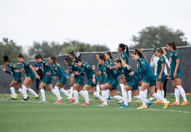 Seleção brasileira de futebol feminino; muitas atletas dependem do apoio financeiro da família para perseverar na carreira, diz comentarista (Foto: CBF)