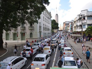 Cerca de 300 taxistas participaram da mobilização, segundo o sindicato da categoria (Foto: Walter Paparazzo/G1)