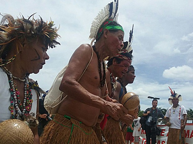 Índios pataxó fazem anifestação em frente ao Palácio do Planalto contra PEC que altera regras para demarcação de terras (Foto: Bárbara Nascimento/G1)