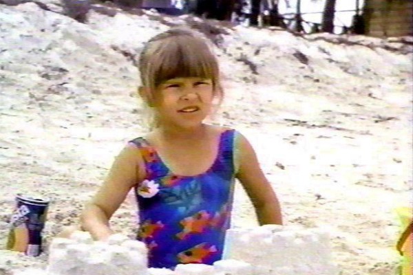 Judith Barsi (1978-1988): Uma das protagonistas de ‘Tubarão 4: A Vingança’ e voz de uma dos dinossauros da animação ‘Em Busca do Vale Encantado’, Barsi foi assassinada aos 10 anos por seu pai. Em seguida ele matou a mãe da garota e cometeu suicídio. (Foto: Reprodução)