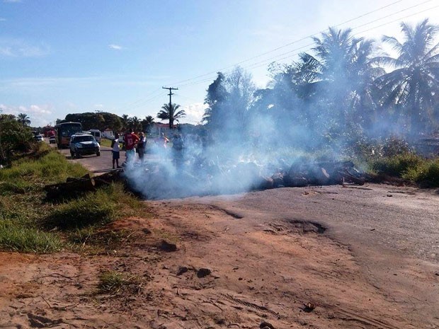 G1 Moradores Fazem Protesto Na Ba 882 E Fecham Dois Sentidos Da Rodovia Notícias Em Trânsito 7123