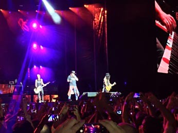 Duff, Axl e Slash em show do Guns N' Roses em Brasília (Foto: Paulo Stefanini/Objetiva Assessoria)