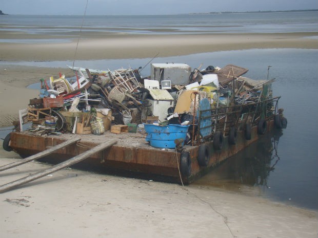 Retirada de entulho da Ilha do Mel (Foto: Roberto Santana Gonçalves) Retirada de entulho da Ilha do Mel (Foto: Roberto Santana Gonçalves)