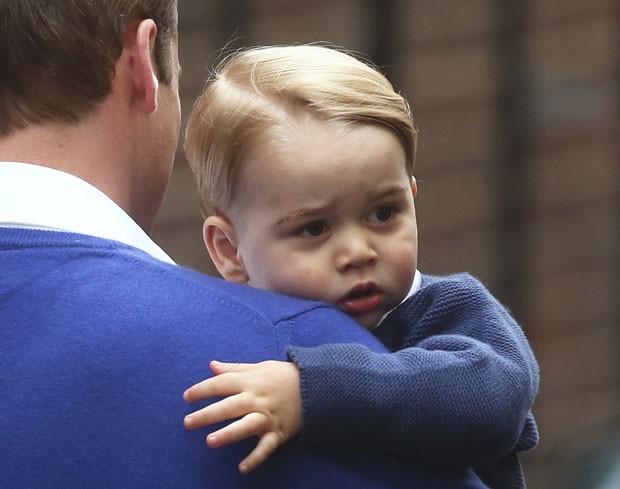 O príncipe George é visto em frente ao hospital St Mary’s, em Londres, onde sua irmã nasceu, após chegar com o pai para visitar a nova princesa (Foto: Kirsty Wigglesworth/AP)