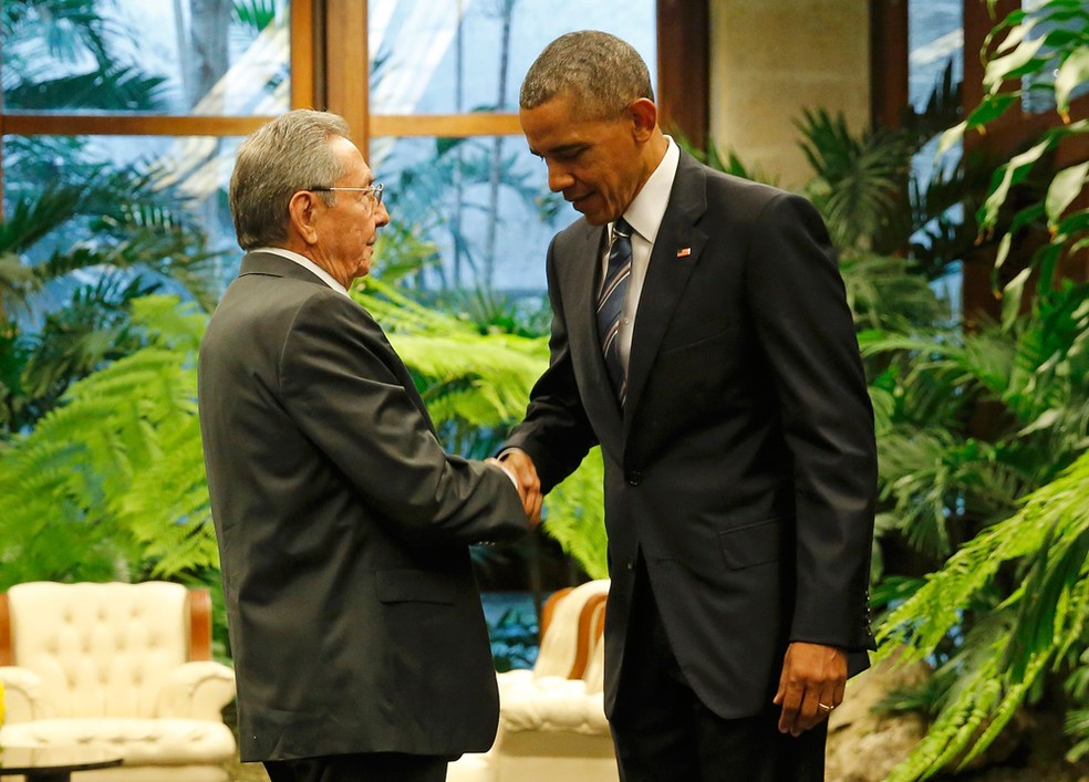 Barack Obama e Raul Castro apertam as m&atilde;os durante encontro hist&oacute;rico no Pal&aacute;cio da Revolu&ccedil;&atilde;o, em Havana (Foto: Carlos Barria/Reuters)