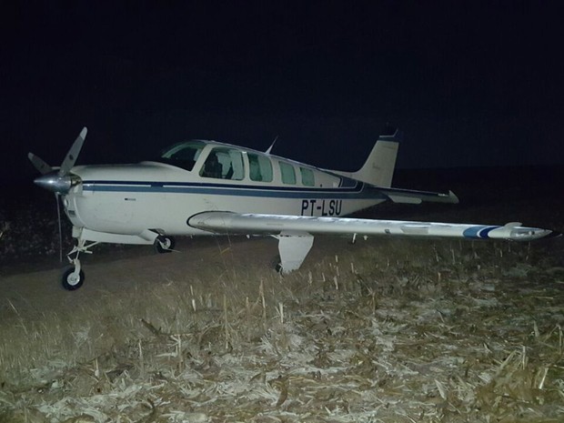 Policiais militares encontraram aeronave abandonada s margens da BR-364 (Foto: Divulgao/PM)