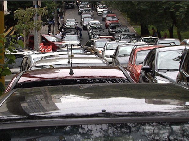 Veículos fazem fila para abastecer com desconto em Belo Horizonte (Foto: Reprodução / TV Globo)