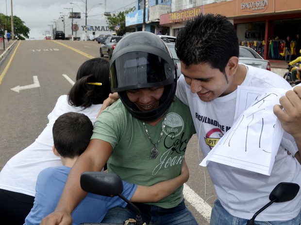 Jovens abordaram motoristas no trânsito em Macapá (Foto: Abinoan Santiago/G1)