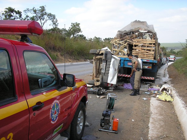 Carro bateu na traseira de caminhão que estava estacionado no acostamento. (Foto: Divulgação/Corpo de Bombeiros) Carro bateu na traseira de caminhão que estava estacionado no acostamento. (Foto: Divulgação/Corpo de Bombeiros)
