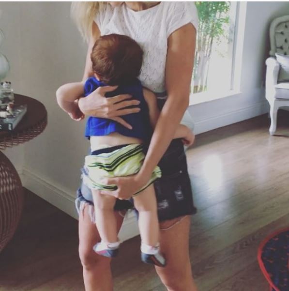 Adriana amamenta o filho em  pé (Foto: Reprodução/Instagram)