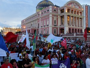 Ato cultural foi realizado em frente ao Teatro Amazonas (Foto: Rickardo Marques/G1 AM)