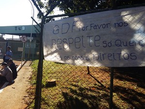 Cartaz afixado em frente a garagem da TCB (Foto: Isabella Calzolari/G1) Cartaz afixado em frente a garagem da TCB (Foto: Isabella Calzolari/G1)