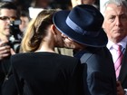 Johnny Depp troca carinhos com Amber Heard em première