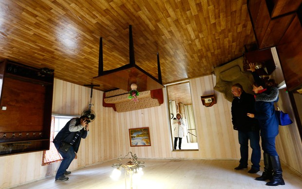 Móveis e objetos no interior da casa também foram colocados de cabeça para baixo (Foto: Vasily Fedosenko/Reuters)