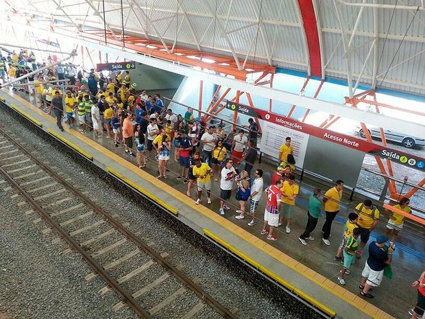 Movimento do metrô de Salvador em dia de jogo na Arena Fonte Nova (Foto: Henrique Mendes/G1)