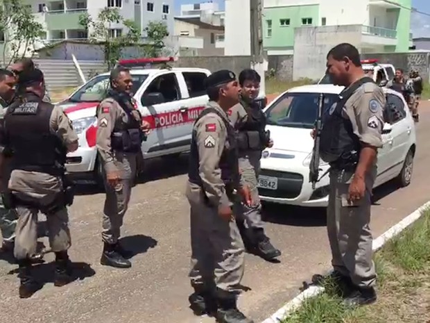 Vários carros da Polícia Militar participaram da ação que resultou na prisão dos três suspeitos (Foto: Walter Paparazzo/G1)