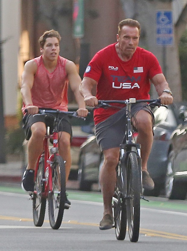 Arnold Schwarzenegger com o filho Joseph Baena (Foto: The Grosby Group)