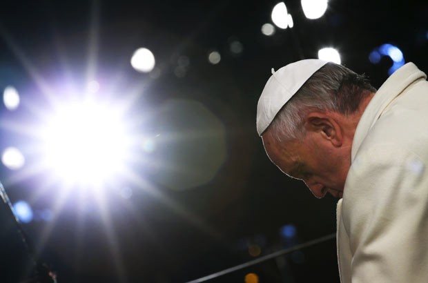 O Papa Francisco durante a Via Sacra no Coliseu de Roma nesta sexta-feira (29) (Foto: AP)