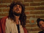 Igor Rickli se caracteriza como Jesus Cristo para ensaio de teatro