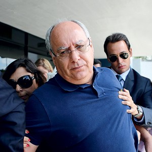 A POLÍCIA EM AÇÃO O ex-diretor Renato Duque, homem de José Dirceu na Petrobras. Ele foi solto na semana passada – e, espera-se, ainda tem muito  a contribuir com  a investigação  (Foto: Geraldo Bubniak/Agb/Estadão Conteúdo)