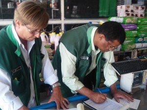 Causou espanto é que foram encontrados produtos vencidos à seis anos, desde maio de 2009, o que demonstra o descuido dos fornecedores. (Foto: Divulgação/Procon-Campos)
