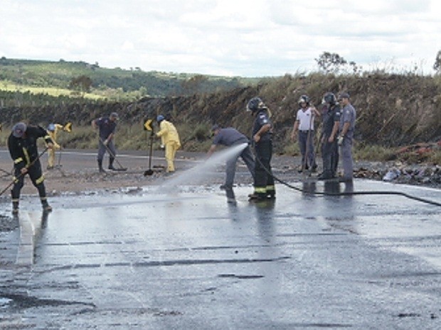 Bombeiros limparam o local do acidente (Foto: Reproduo/TV TEM)