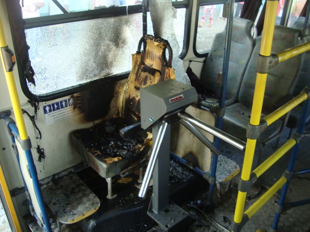 Ônibus foi incendiado em Itapema, por volta das 16h desta quinta-feira (15) (Foto: Robson de Almeida Hoffmann/PM )