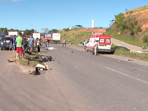Motociclista morre atropelado na BR-101. (Foto: Reprodução/TV Gazeta)