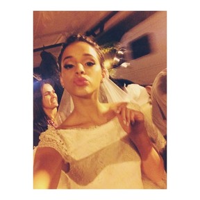 Bruna Marquezine de noiva nos bastidores de Em família (Foto: Instagram/ Reprodução)