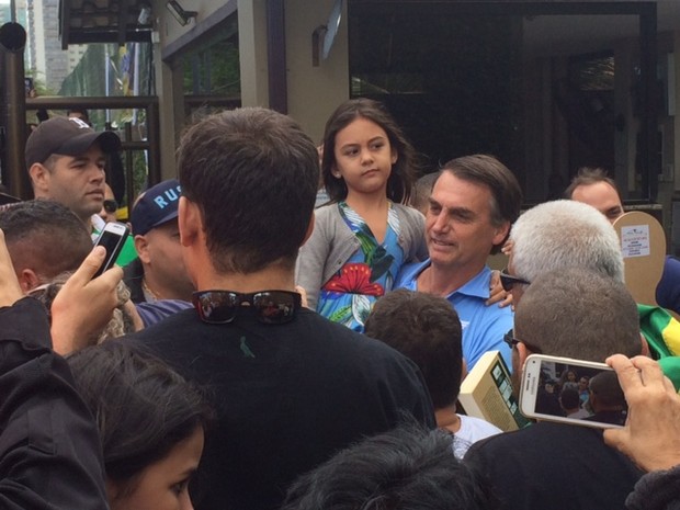 Jair Bolsonaro acompanha ato em frente à sua residência no Rio (Foto: Alba Valéria Mendonça/G1)