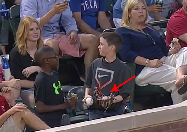 Bola que foi apanhada durante o jogo ficou escondida na luva do garoto (Foto: Reproduo/YouTube/MLB)