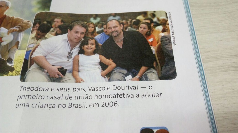 Livro vetado mostra foto de 1° casal gay a adotar criança no  Brasil (Foto: Rede Amazônica/ Reprodução)