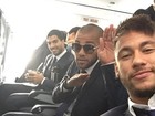 Na beca! Neymar faz 'selfie' no avião com Daniel Alves e Luis Suárez