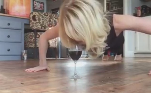 April Storey fez sucesso ao tomar vinho enquanto faz flexões (Foto: Reprodução/Facebook/April Storey)
