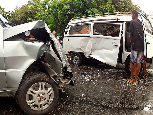 Acidentes e carreta quebrada na  via travam trânsito em Salvador (Foto: Imagem/ TV Bahia)