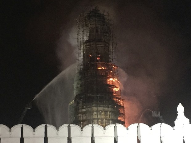 O fogo consome andaimes de madeira ao redor do sino da torre do monastério Novodevichy, em Moscou, no domingo (15) (Foto: AP Photo/Alexander Roslyakov)