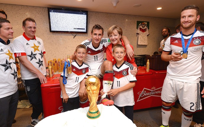 Klose com Angela Merkel comemoração vestiário Alemanha (Foto: Getty Images)