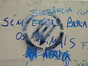 Frase com contéudo racista pichada no campus da Unesp de Araraquara (Foto: Laís Françoso/G1)