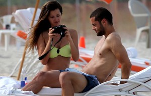 Mario Suárez aproveita Miami com a namorada Malena Costa (Foto: Splash News/AKM-GSI) Mario Suárez aproveita Miami com a namorada Malena Costa (Foto: Splash News/AKM-GSI)
