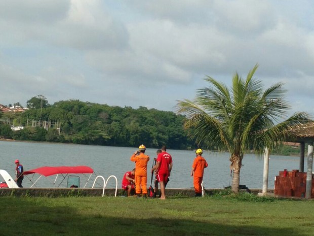 Bombeiros buscam jovem de 21 anos que se afogou no Lago Paranoá, em Brasília (Foto: Corpo de Bombeiros DF/Divulgação) Bombeiros buscam jovem de 21 anos que se afogou no Lago Paranoá, em Brasília (Foto: Corpo de Bombeiros DF/Divulgação)