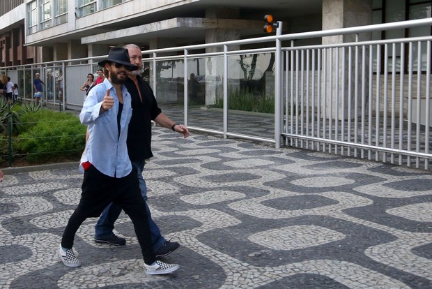Jared Leto cumprimenta paparazzo (Foto: André Freitas e Gabriel Reis / Ag News)
