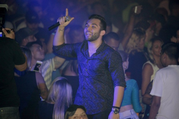 Jonathan Costa em casa de shows na Zona Norte do Rio (Foto: Isac Luz/ EGO)