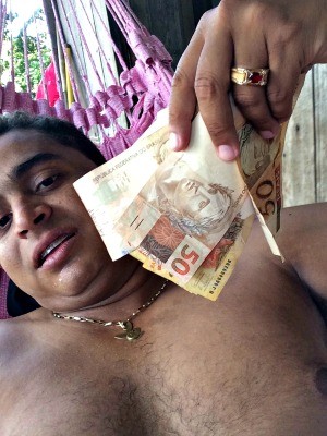 Suspeito exibe dinheiro provavelmente fruto de crime no interior do Acre  (Foto: Divulgação/Polícia Civil)