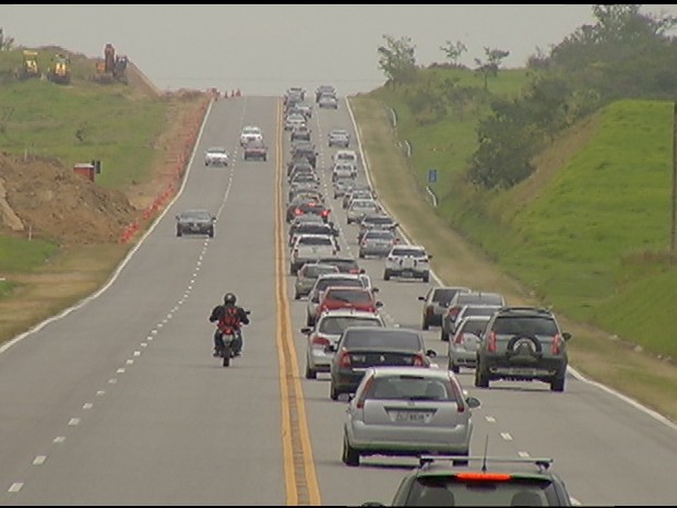 Via Lagos, sentido Rio, teve grande neste domingo (Foto: Reprodução / Inter TV / Evandro Ferraz)