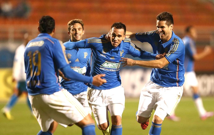 Mouche festeja primeiro gol, e Felipe Menezes elogia atuação do Palmeiras
