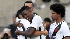 Thales marca 2 vezes, e Vasco volta à Série A (André Durão)