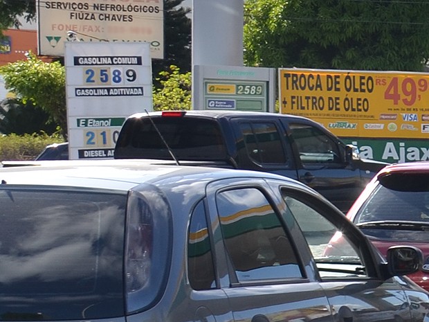 O Procon já havia anunciado que este é o posto com a gasolina mais barata da cidade. No começo de janeiro, o combustível era vendido no local a R$ 2,580. Agora, o preço subiu levemente para R$ 2,589, mas o posto continua sendo muito procurado pelos consumidores. O reajuste de 6,6% para a gasolina e de 5,4% para o diesel já chegou aos postos de gasolina de todo o país (Foto: Walter Paparazzo/G1)