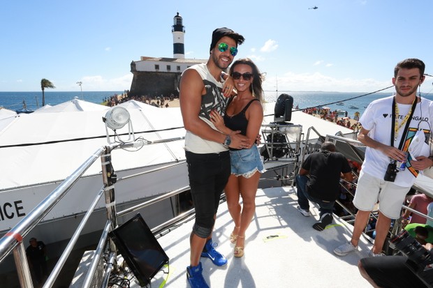 Nicole Bahls e namorado no trio da Ivete em Salvador (Foto: Dilson Silva / Agnews) Nicole Bahls e namorado no trio da Ivete em Salvador (Foto: Dilson Silva / Agnews)