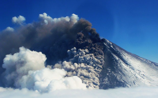 Vulcão Pavlof entrou em erupção na sexta-feira (17) no Alasca (Foto: Theo Chesley/Alaskan Volcano Observatory/AP)