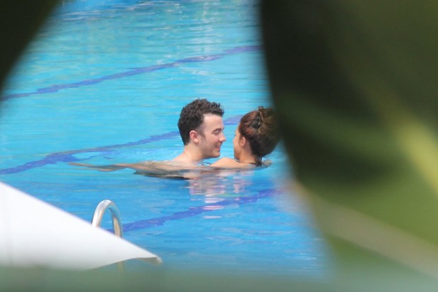 Kevin Jonas com Danielle na piscina do hotel (Foto: Gabriel Rangel / AgNews)